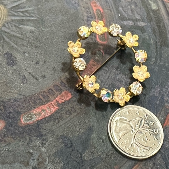 VINTAGE, sparkly Austrian crystal gold/brass tone floral circular brooch - Picture 5 of 10